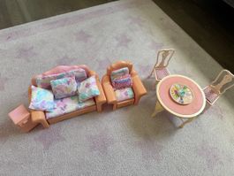 Vintage Barbie-Puppenhausmöbel mit Zubehör