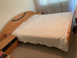 Doppelbett mit Matratze und Nachttischen