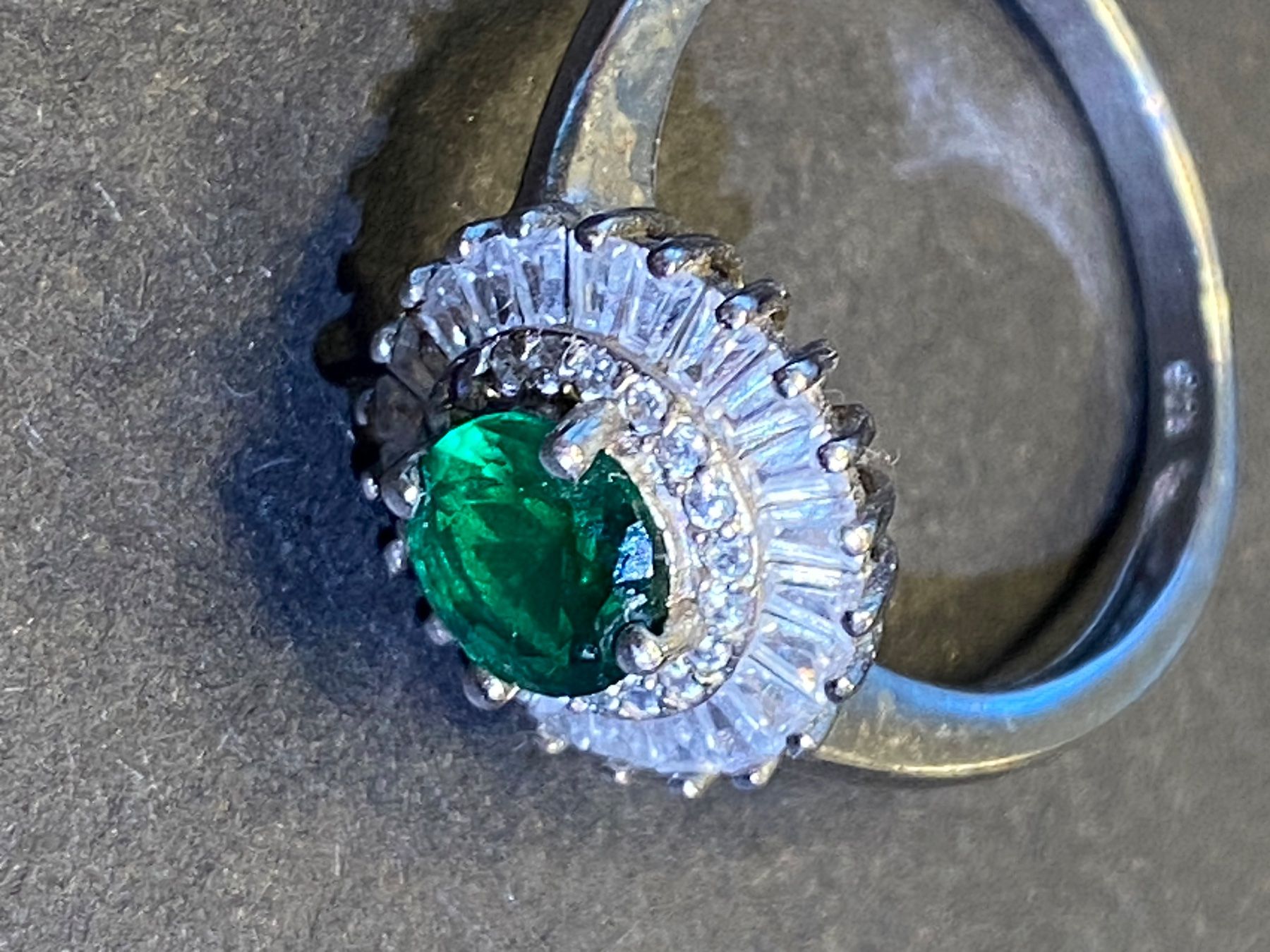 Anelli: Wunderschöner Ring mit smaragdgrünem Stein, 925 Silber – Usato da Männedorf venduto da Maru83