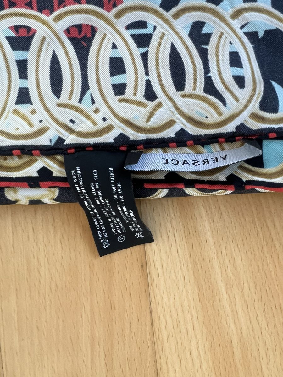 Versace Foulard & Sciarpe: Versace silk scarf – Nuovo (secondo la descrizione) da Biel/Bienne venduto da RO19 2