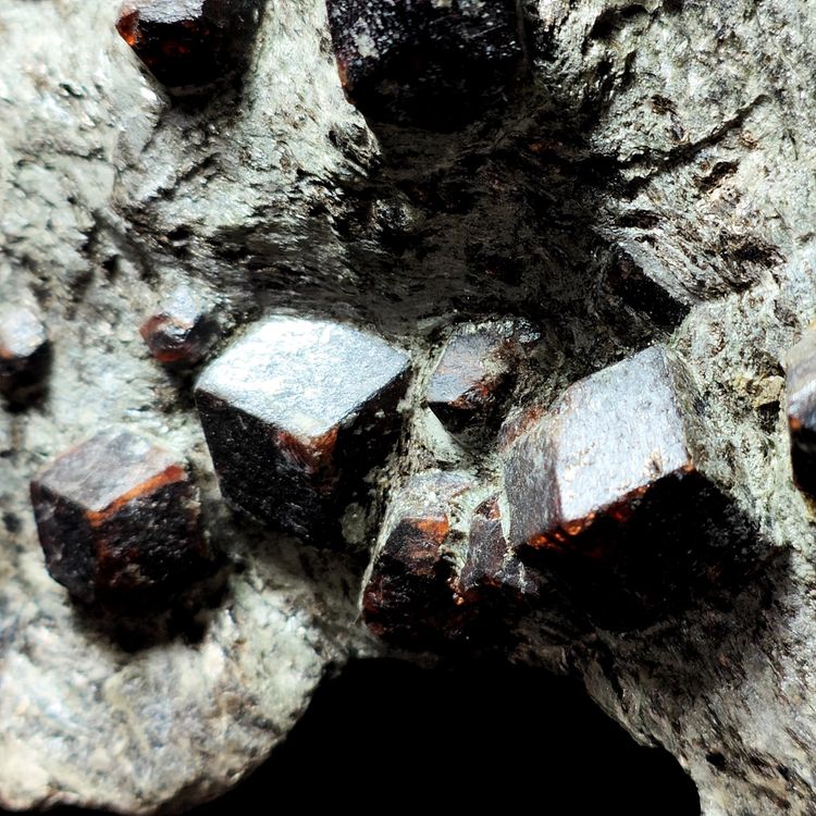 Pietra D'Acqua Almandino – Cristallo Naturale Di Granato, Forma Arrotondata