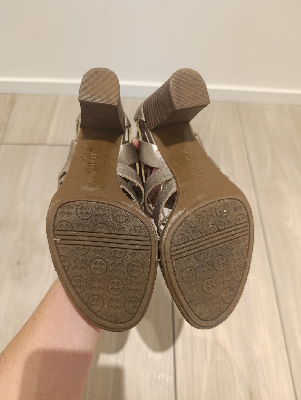 Damenschuhe: Goldene Sandalen mit Absatz in Gr. 37 – Gebraucht aus Dietikon von iksan 3