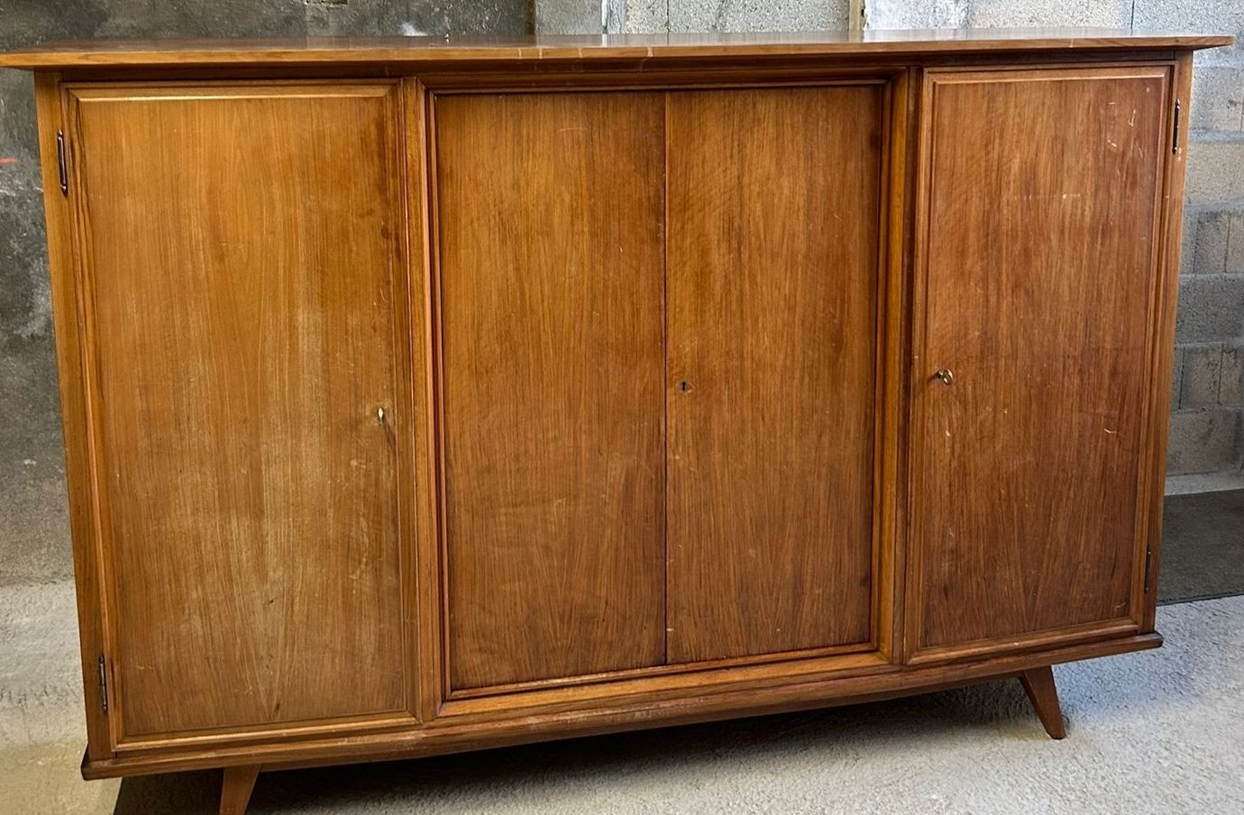 Credenze: Buffet vintage en bois massif – Usato da Echallens venduto da VintageMann