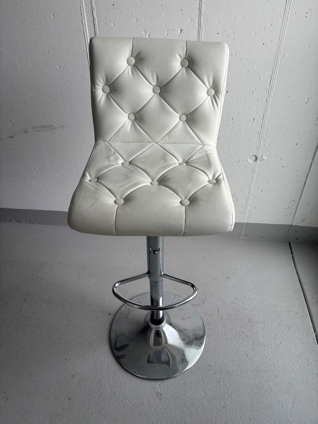 Hocker: Weisser Barhocker mit Knopfdesign, Top Zustand, ein Hingu... – Gebraucht aus Stetten AG von d.r82
