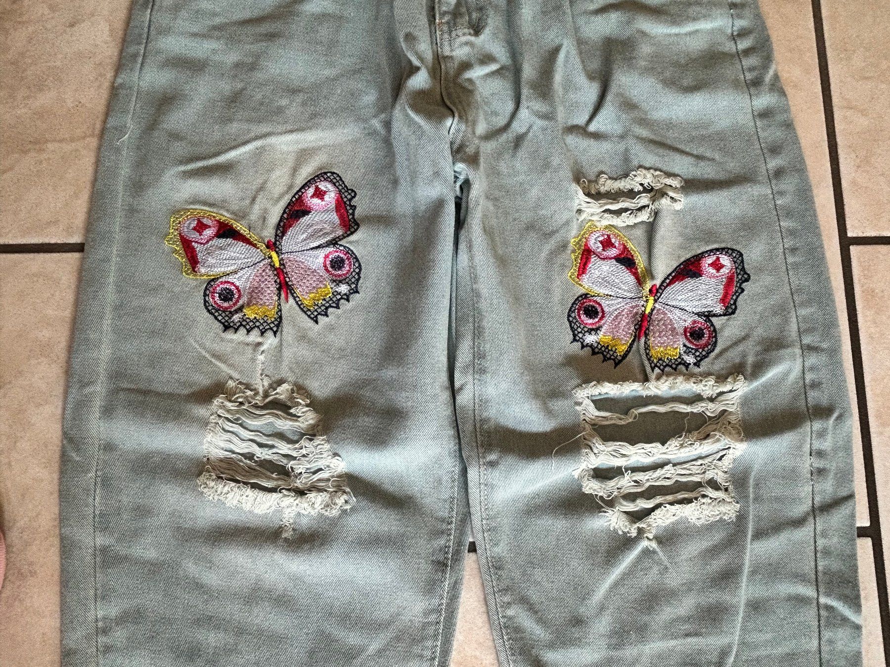 Jeans: NEU - Jeans hell mit Schmetterlingen, Taille 80 cm – Nuovo e nell'imballaggio originale da Cugnasco venduto da grueneinsel 1