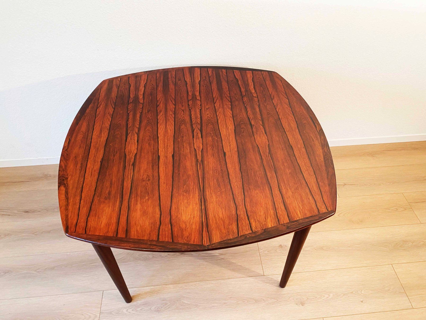 Tavoli: Teak Rosewood Diningtable – Usato da Beringen venduto da Kultgut