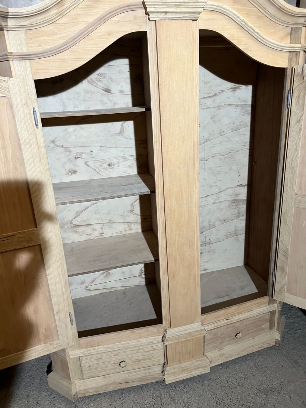 Armadi: ART 1041-G Armoire marquetée sablé – Usato da Pont-La-Ville venduto da BCMGLEAL 1