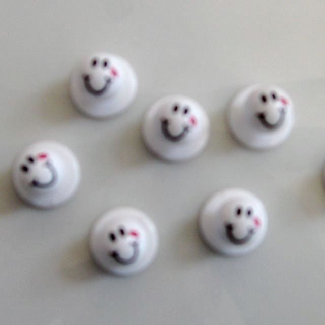 Cucinare & Grigliare: 14er Satz Steckknöpfe - Smiley auf weiss – Nuovo e nell'imballaggio originale da Gossau SG venduto da Sombat