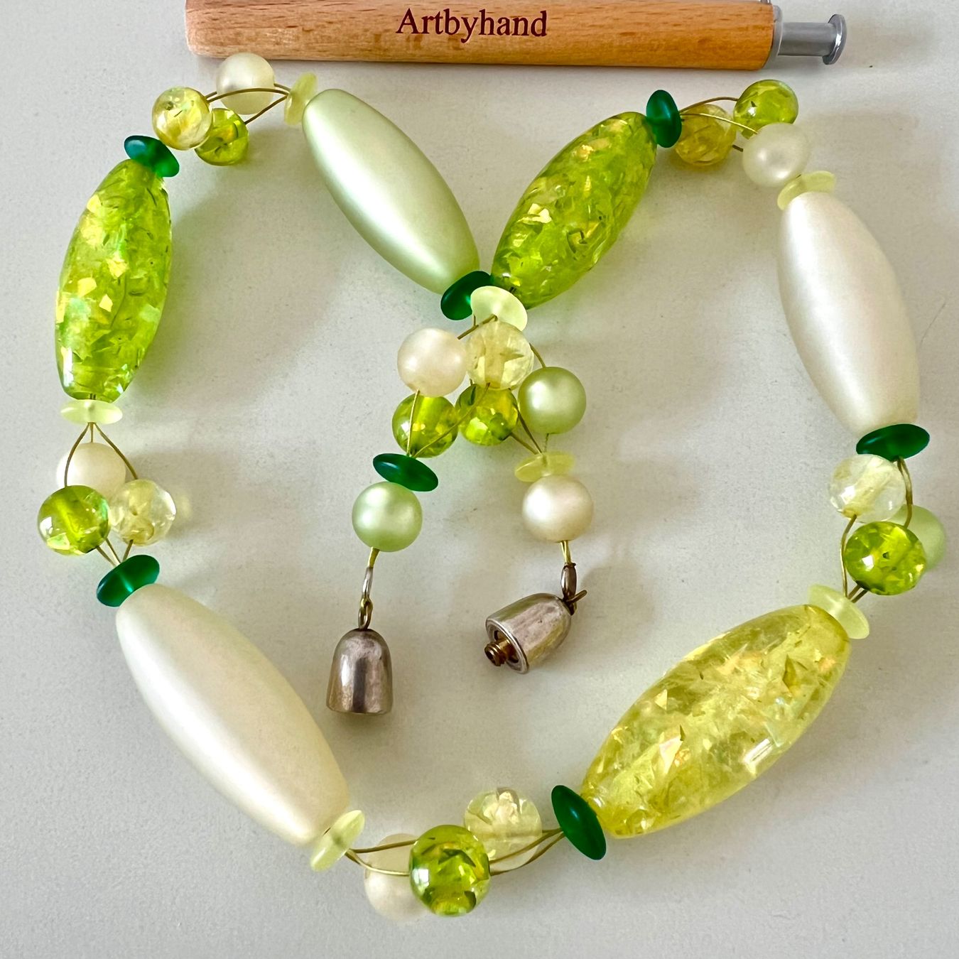 Catenine: Lichtspiel Statement-Glaskette Limettengrün Weiss mit Perlen – Usato da Ruswil venduto da artbyhand