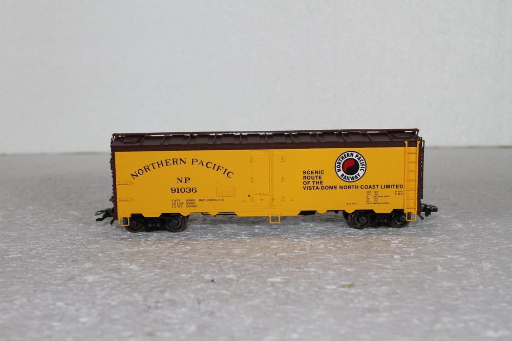 NEUF****** TRIX 24902-15 HO RP25 - BOXCAR NORTHERN PACIFIC
