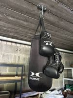 Boxsack und Boxhandschuhe