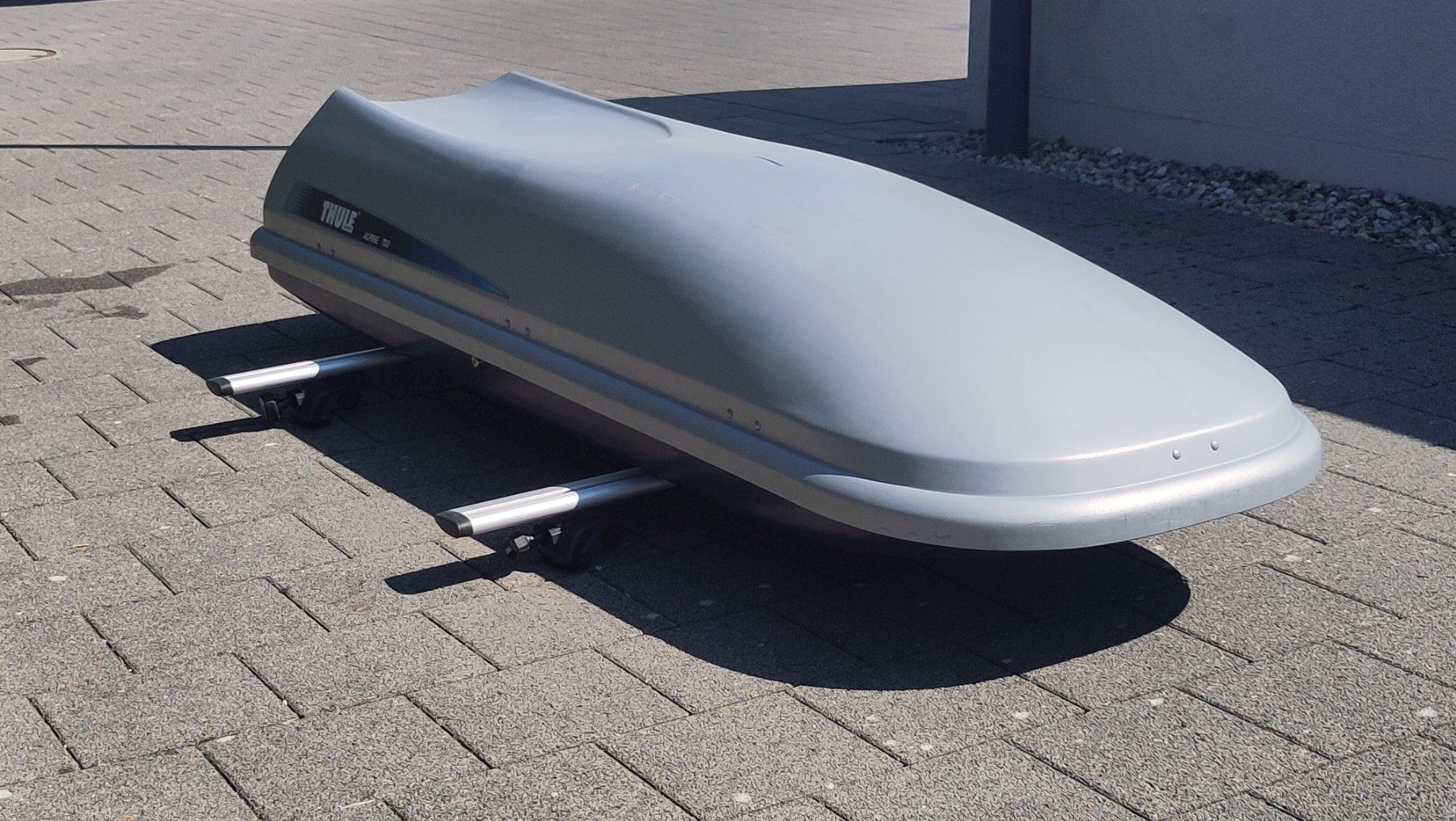 Thule Box da tetto: Dachbox Thule Alpine 700 mit Querträgern – Usato da Flawil venduto da Falandir 1
