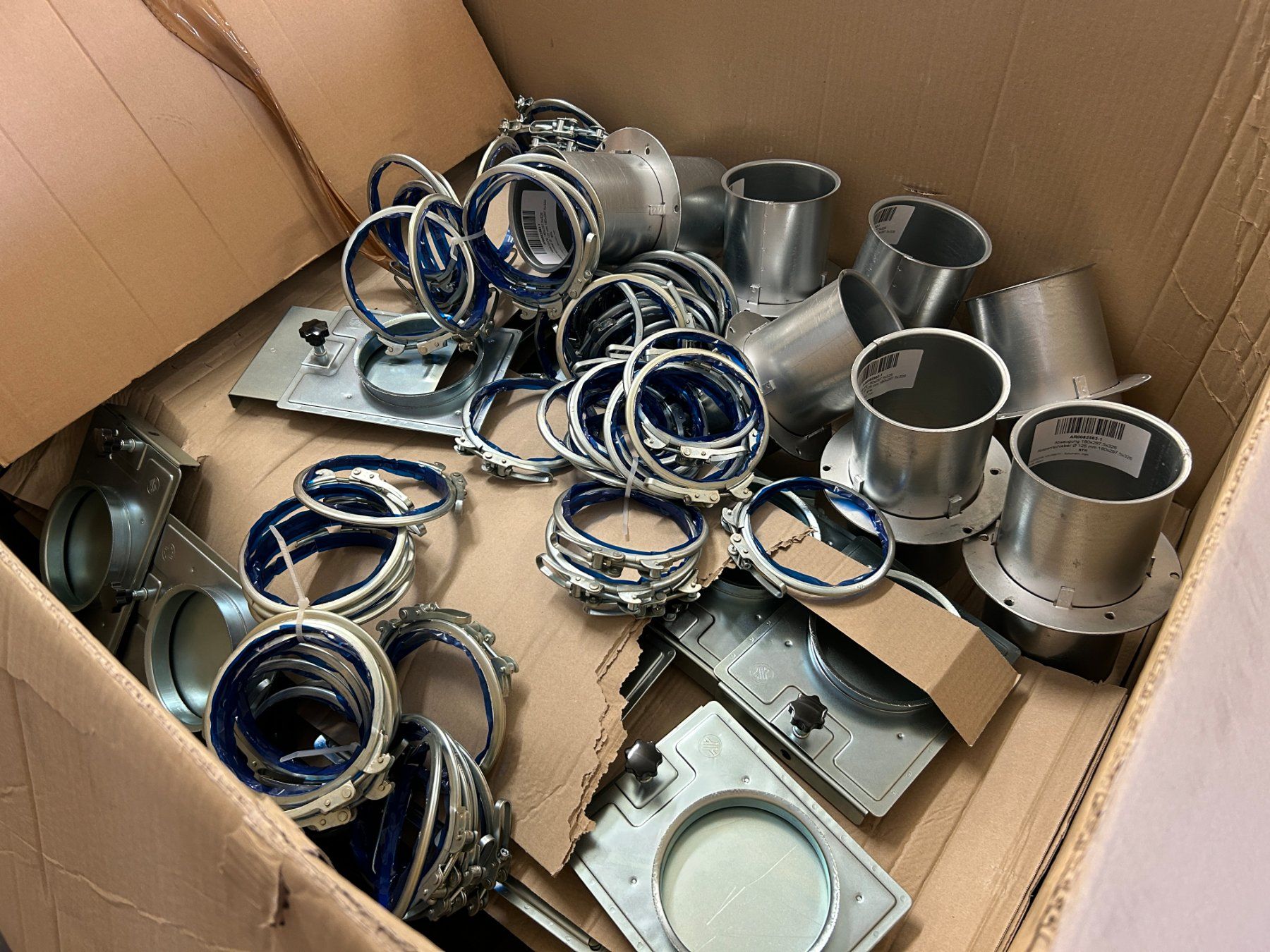 Tutti gli attrezzi: Grosser Posten Luftschieber, Adapter und und und – Nuovo (secondo la descrizione) da Zofingen venduto da Maschinenfabrik