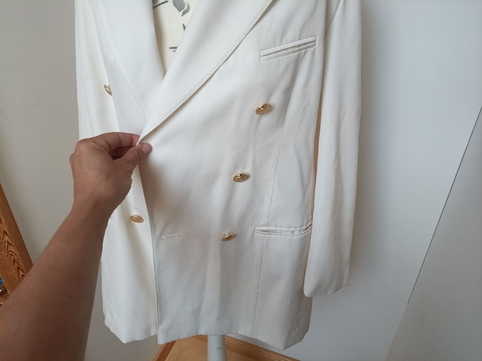 Jacken: Weißer schicker Blazer mit goldenen Knöpfen – Gebraucht aus Peccia von LillyMarie98 4