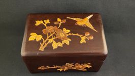 Holz-Schatulle mit Schnitzereien Vogel und Blumen