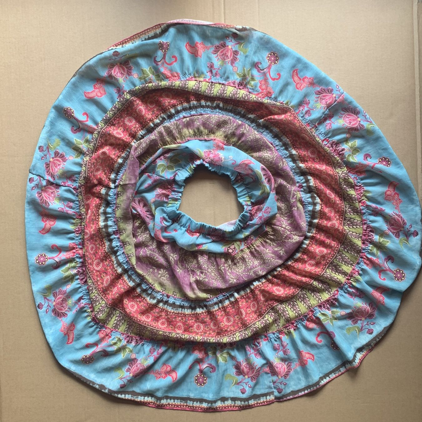 Gonne: Bunter Pastellfarbener Boho-Maxirock mit Stufenschnitt – Usato da Chalais venduto da Decoarts.art 3
