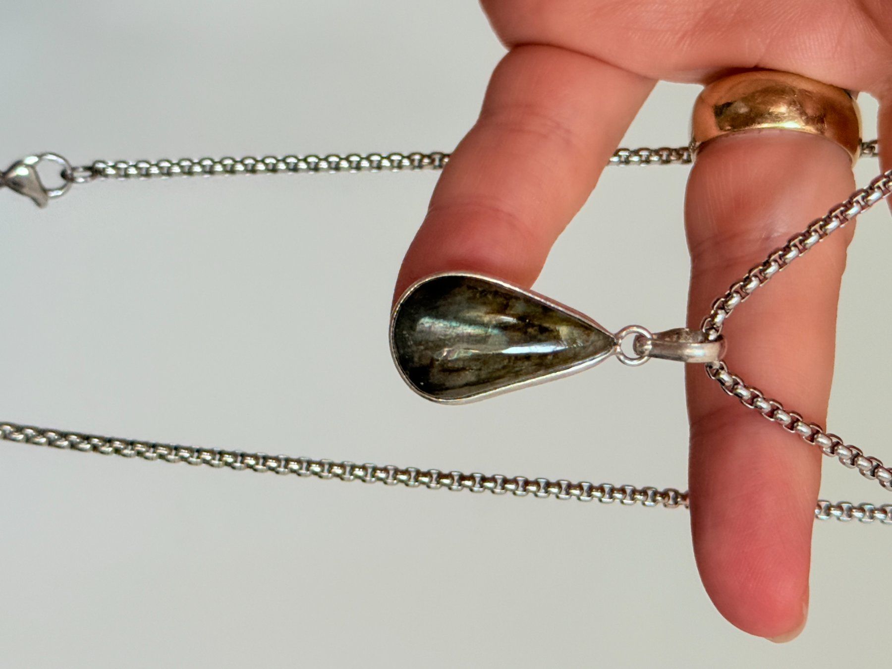 Ketten: Fashionable labradorite necklace – Neu und originalverpackt aus Genève von AGBERG 5
