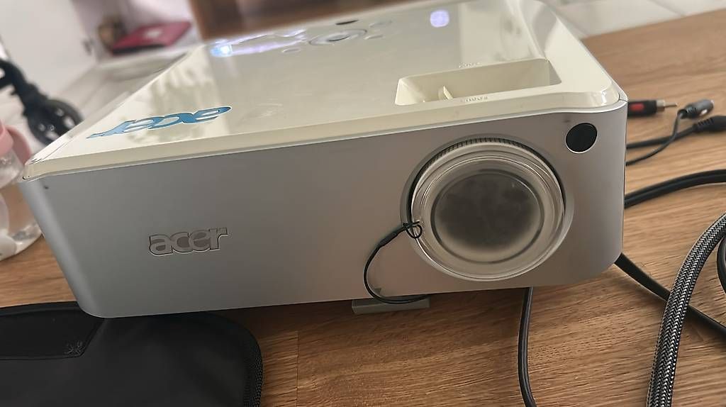 Vidéoprojecteurs: Grosse Leinwand + Acer Beamer – D'occasion à Dietikon par AdiMustafi 1
