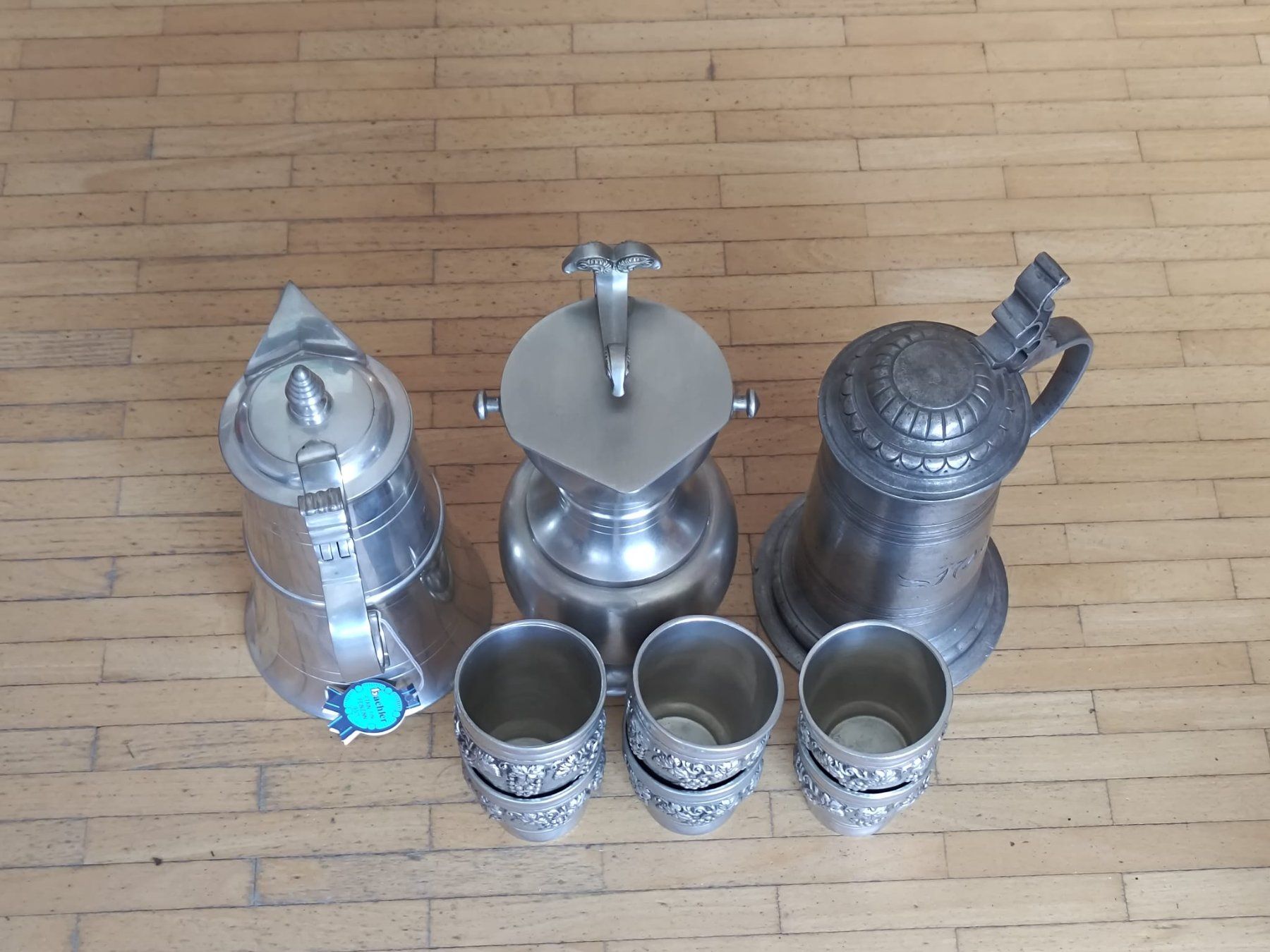 Caraffe: Diverse Zinnkrüge mit 6 einzelnen Becher – Usato da Wettingen venduto da thr_dg7q