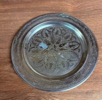 Tablett Metall verziert Durchmesser 24cm guter Zustand