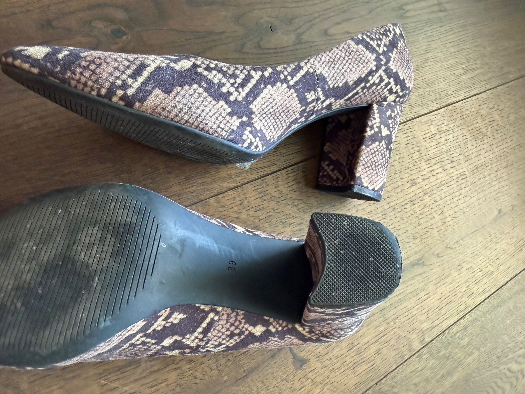 H&M Scarpe da donna: Pumps Schlangenmuster Grösse 39 H&M fast neu – Nuovo (secondo la descrizione) da Muttenz venduto da flowers04 3