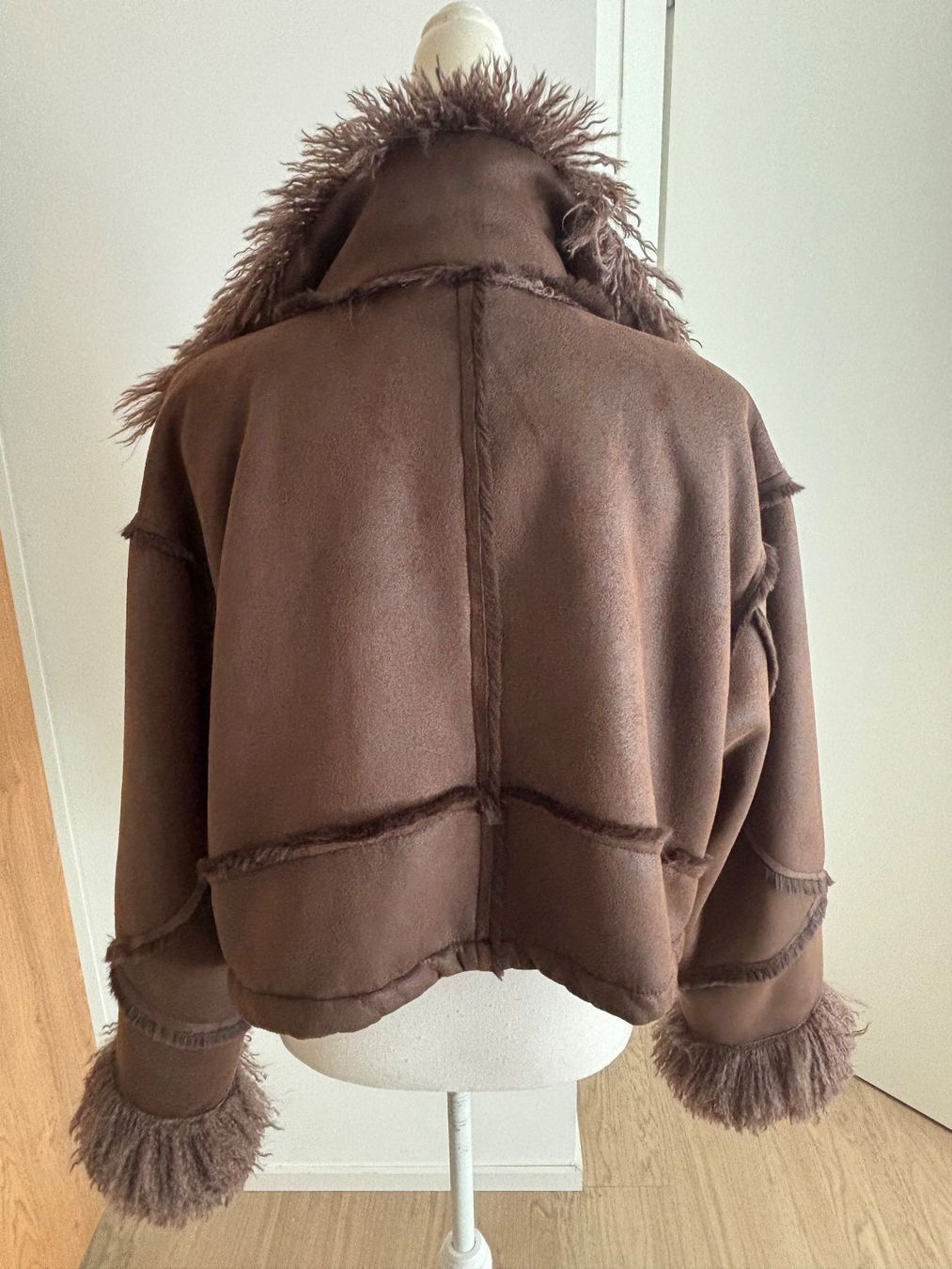 Vestes: Wunderschöne Jacke Fellimitat TU – Neuf (Voir description) à Zürich par McQeen 2