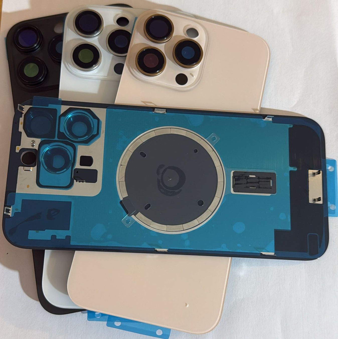 Apple Cover & Protezioni schermo: Coque arrière Iphone 16 pro. – Nuovo e nell'imballaggio originale da Leukerbad venduto da mig_8bbp 1