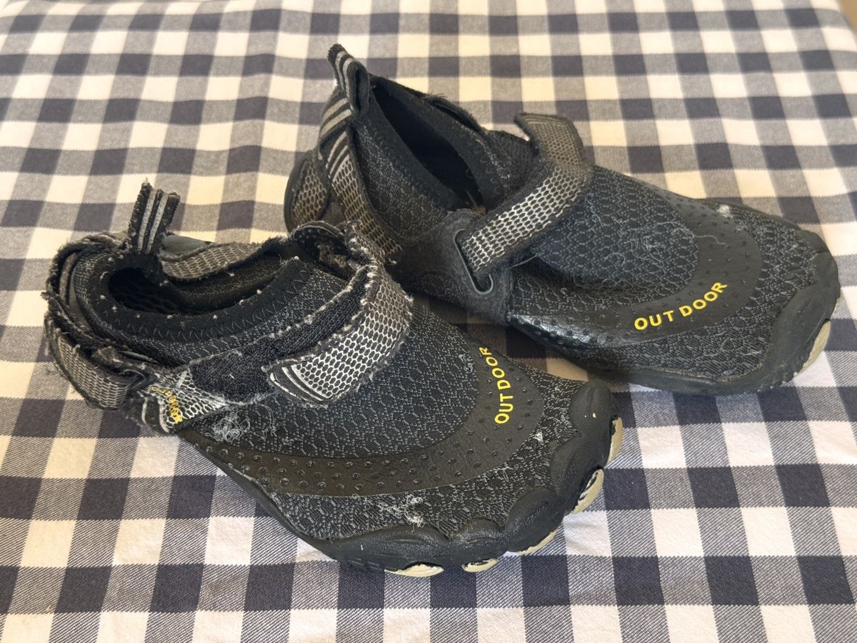 Scarpe per ragazzi: Kinder-Badeschuhe in Grösse 30 – Usato da Basel venduto da spassbremse