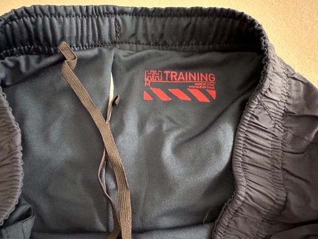 Helly Hansen Pantaloni: Helly Hansen shorts – Usato da Dallenwil venduto da ZD2019 1