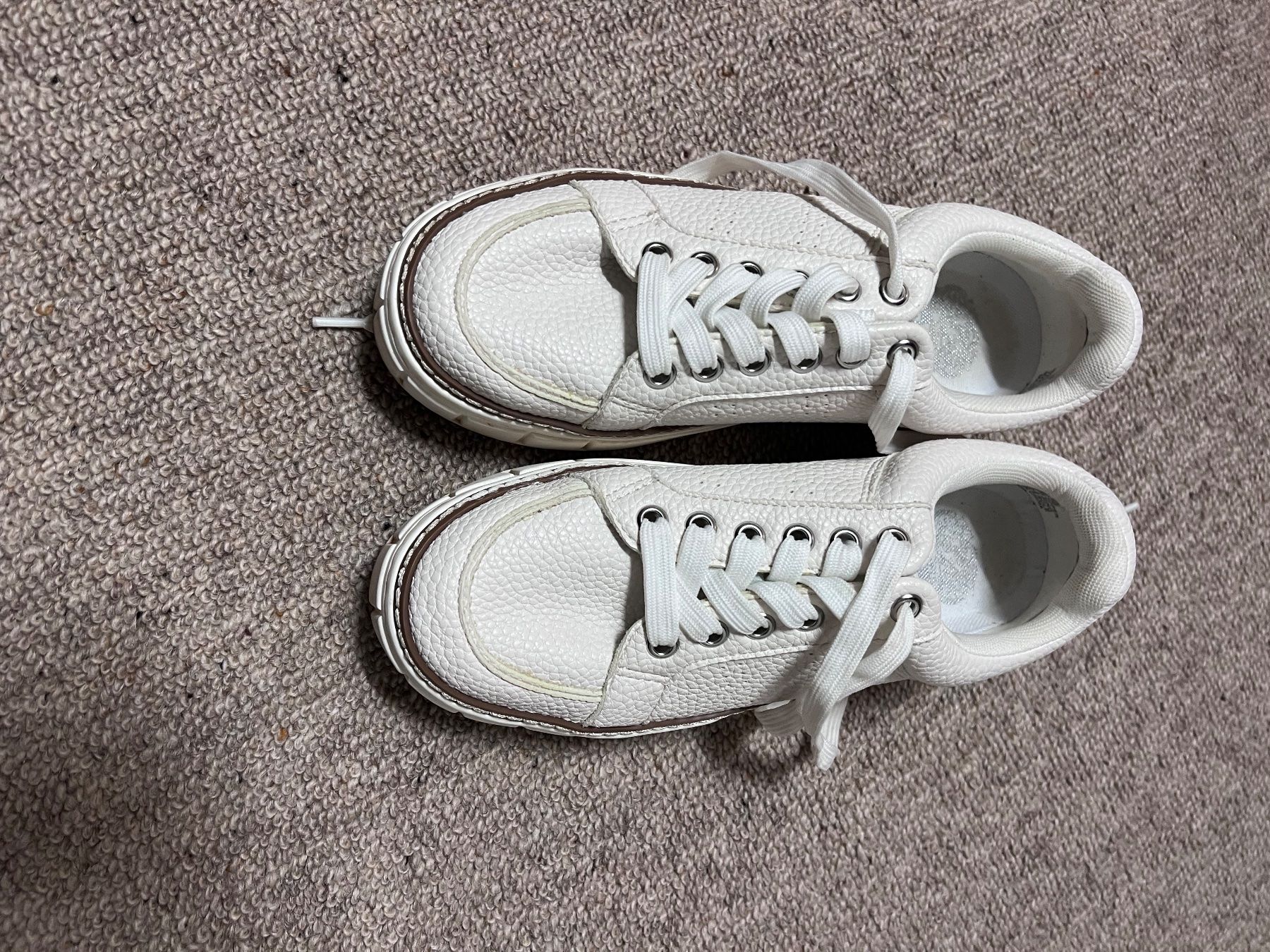Damenschuhe: Sneaker – Neu (gemäss Beschreibung) aus Wattwil von ale_k72l