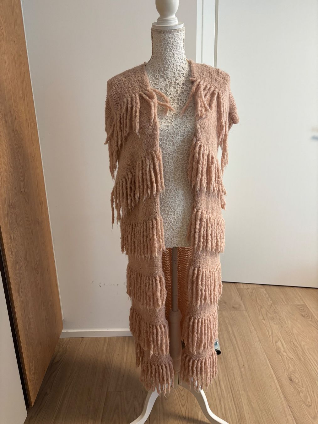 Gilets & Westen: Wunderschönes Boho-Fransengilet lang nude neu – Neu (gemäss Beschreibung) aus Zürich von McQeen