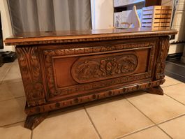 Geschnitzte Holztruhe / Truhentisch – Vintage –