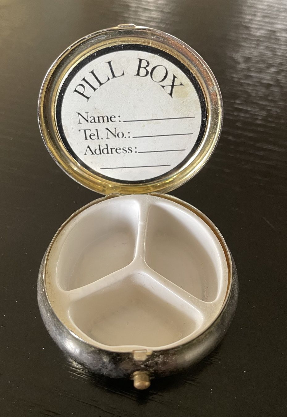 Recipients et similaires: Fleur de Lys Blechdose Dose Behälter Pillendose Springdeckel – D'occasion à Oftringen par allesmeins 9