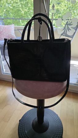 Schicke Furla Handtasche aus Leder in Kroko-Optik, Schwarz