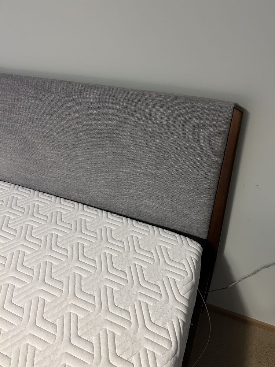 Tempur Materassi: Tempur Mattress with West Elm Bed Frame – Usato da Zürich venduto da lot_hct9 3
