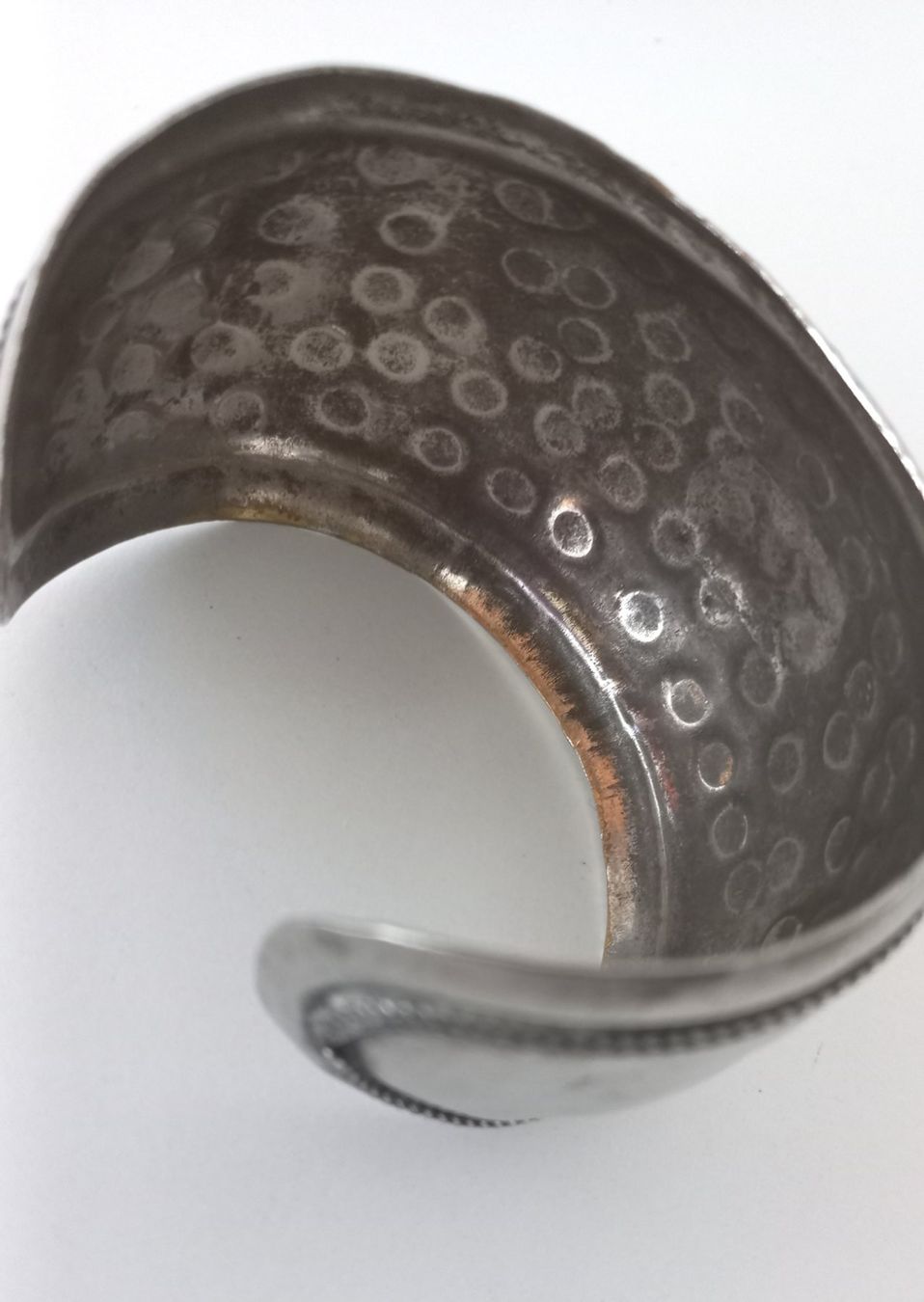 Statuette: Marokko, altes Berber-Armband aus versilbertem Messing – Usato da Bévilard venduto da Orscha 3