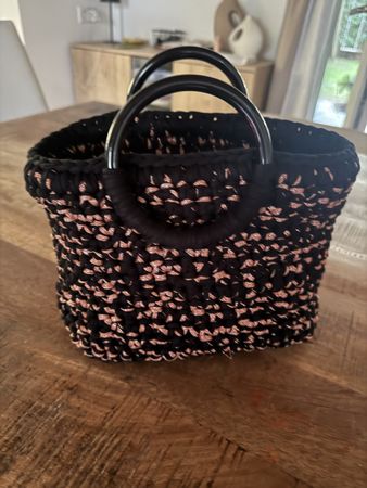 Borsa in maglia nera e rame con manici circolari scuri