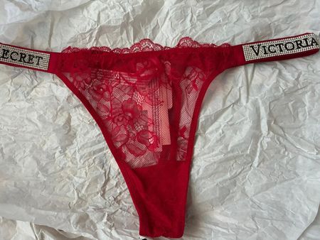 String Victoria's Secret rouge dentelle taille M neuf