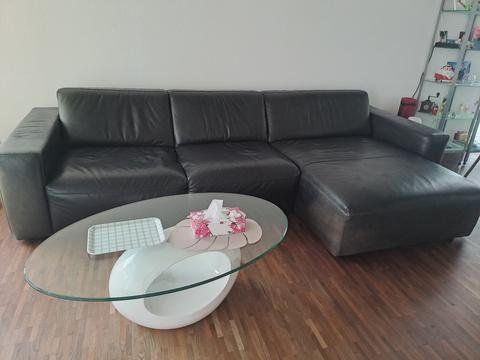 Sofas: Ledersofa zweiteilig von Möbelfachgeschäft mit Glastisch – Gebraucht aus Sirnach von spilo01