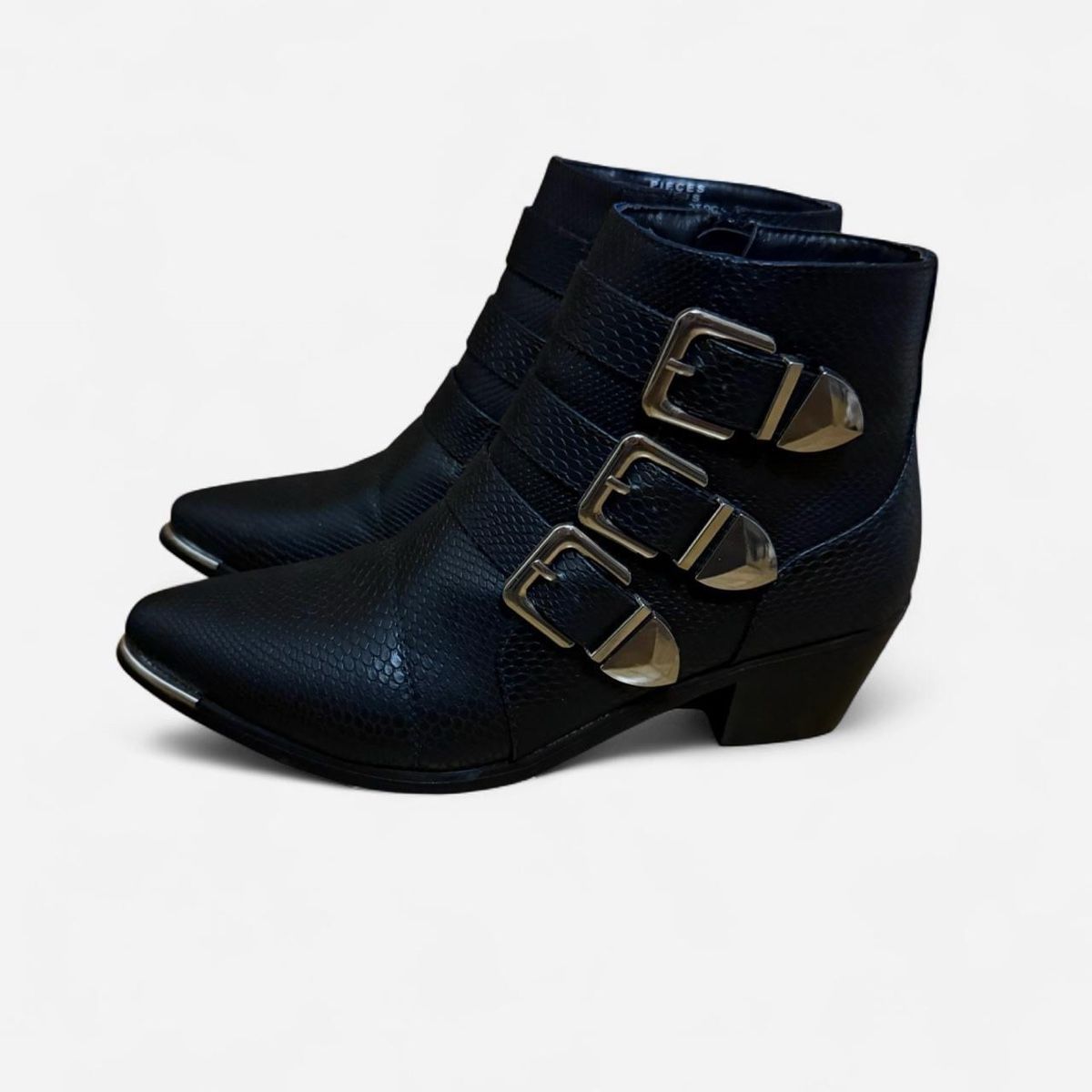 Scarpe da donna: Black ankle boots with silver buckles – Nuovo (secondo la descrizione) da Basel venduto da 1moonstar