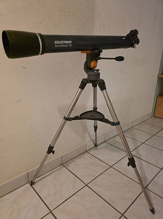 Celestron Telescopi: Celestron AstroMaster 90 Teleskop mit Stativ – Usato da Brütten venduto da sternefeufi01