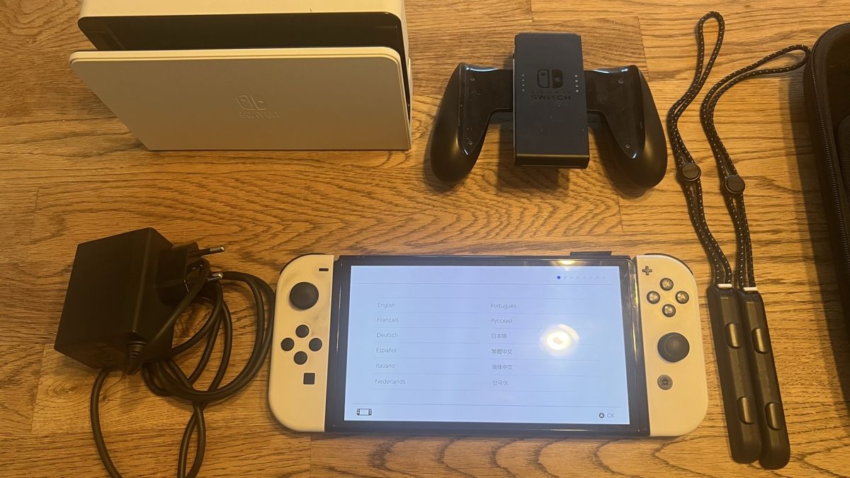Nintendo Consoles: Nintendo Switch OLED mit Zubehör  – D'occasion à Lauerz par Zauberwald87 1