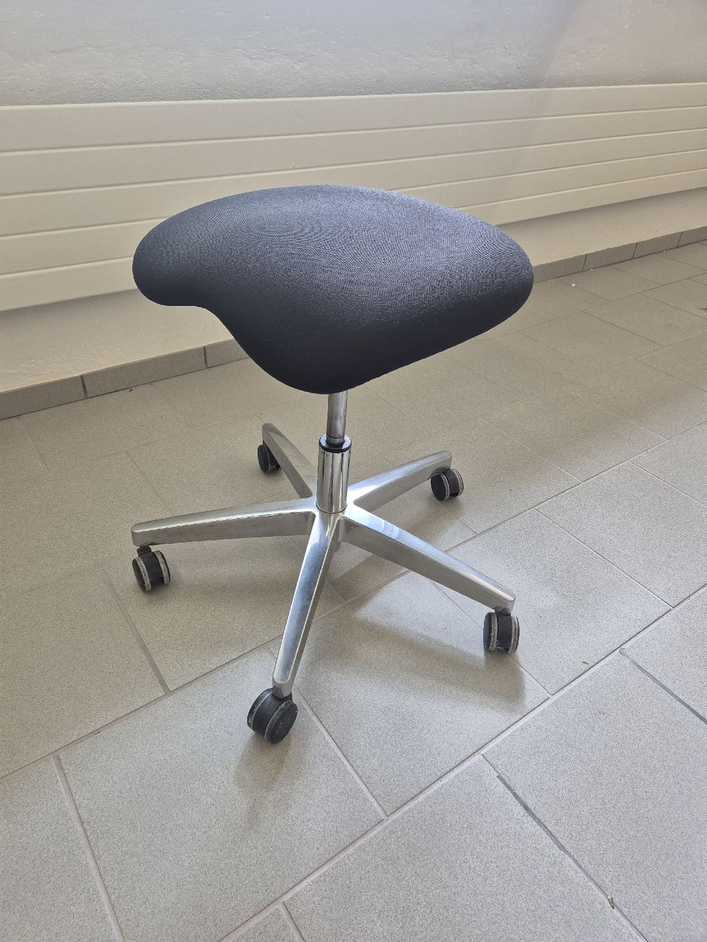 Hocker: Rollhocker / Drehhocker mit Rollen – Gebraucht aus Gommiswald von Sottotone