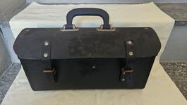Vecchia piccola borsa di pelle nera