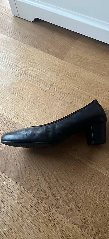 Scarpe da donna: schwarzer Lederschuh mit Absatz – Usato da Stetten SH venduto da sel_sc6g 1