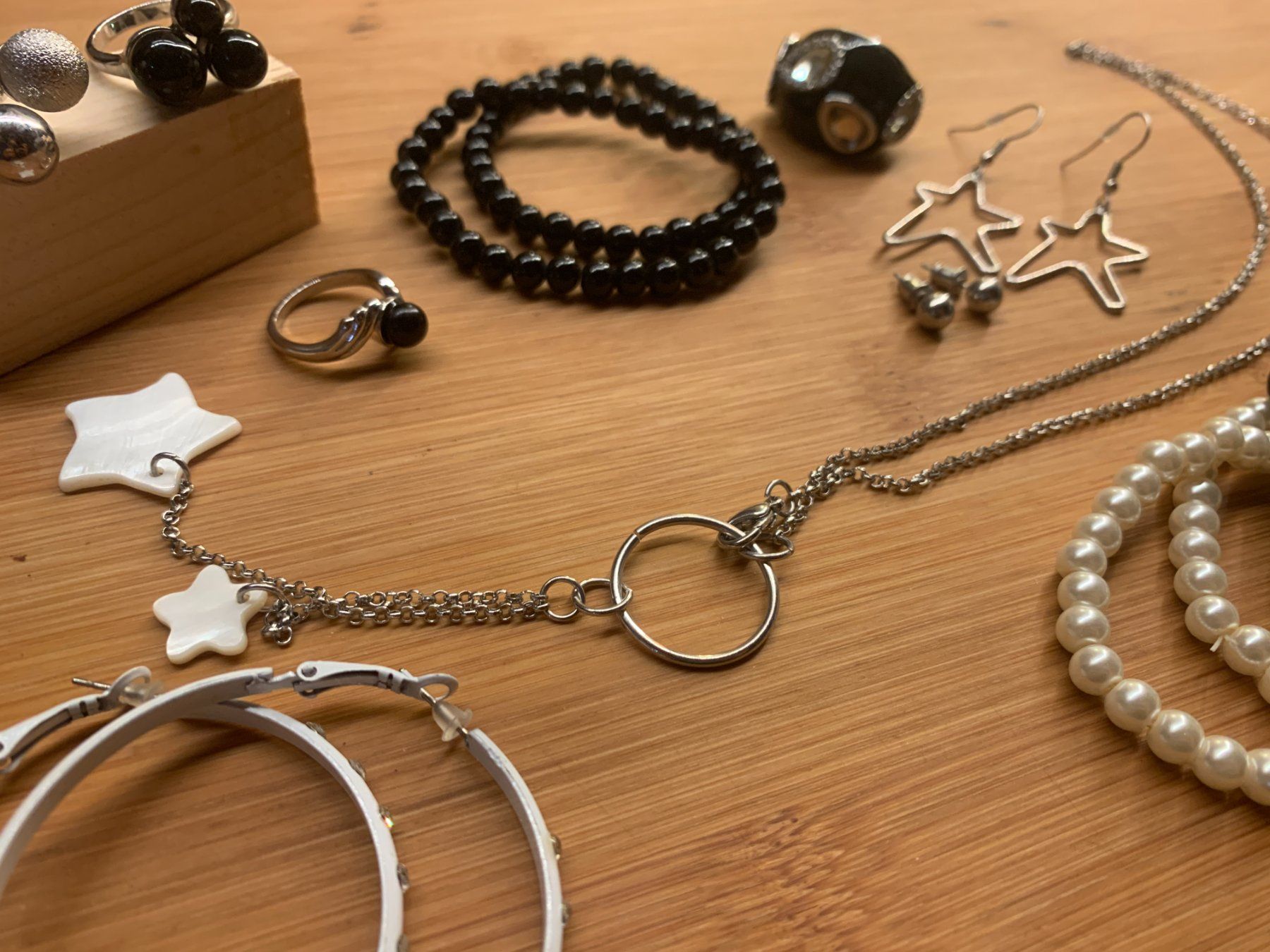 Altri gioielli: Schwarzes Set aus Modeschmuck, Ringen und Ohrringen – Usato da Chalais venduto da Decoarts.art 1