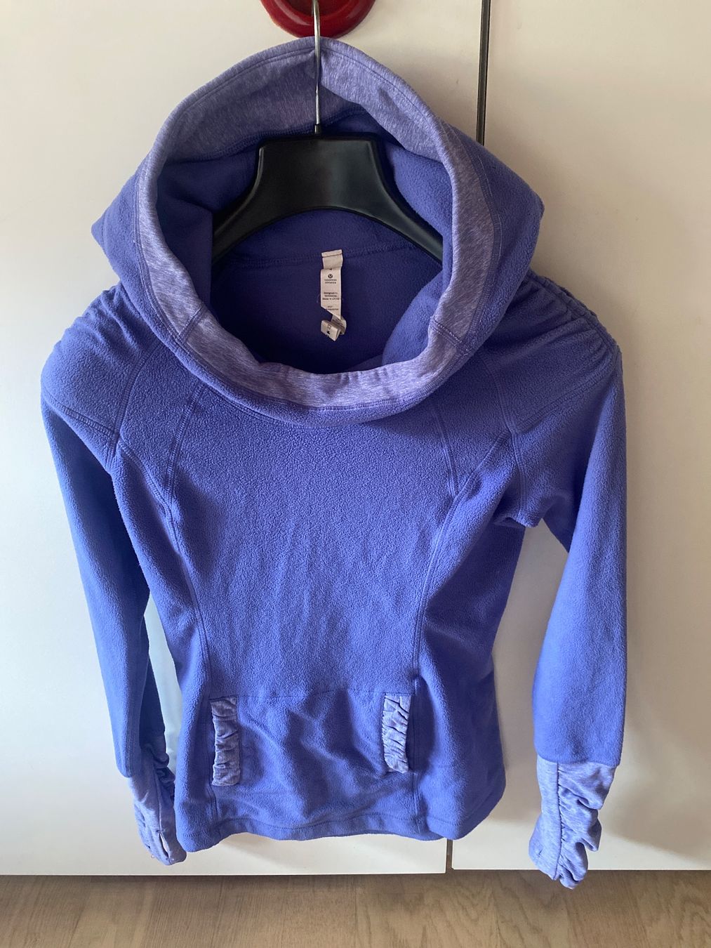 Lululemon Pullover & Sweatshirts: Pull avec capuche Lululemon – Gebraucht aus St-Légier-Chiésaz von phu_l9t9 2