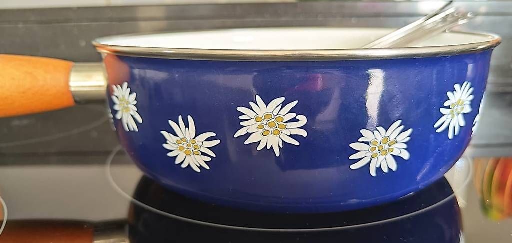 Casseroles: Fondue Caquelon mit 6 Gabeln und Edelweissmuster – D'occasion à Birmensdorf ZH par mirimiri 1