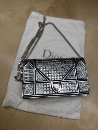 Dior Diorama Wallet on Chain – Metallic Silver