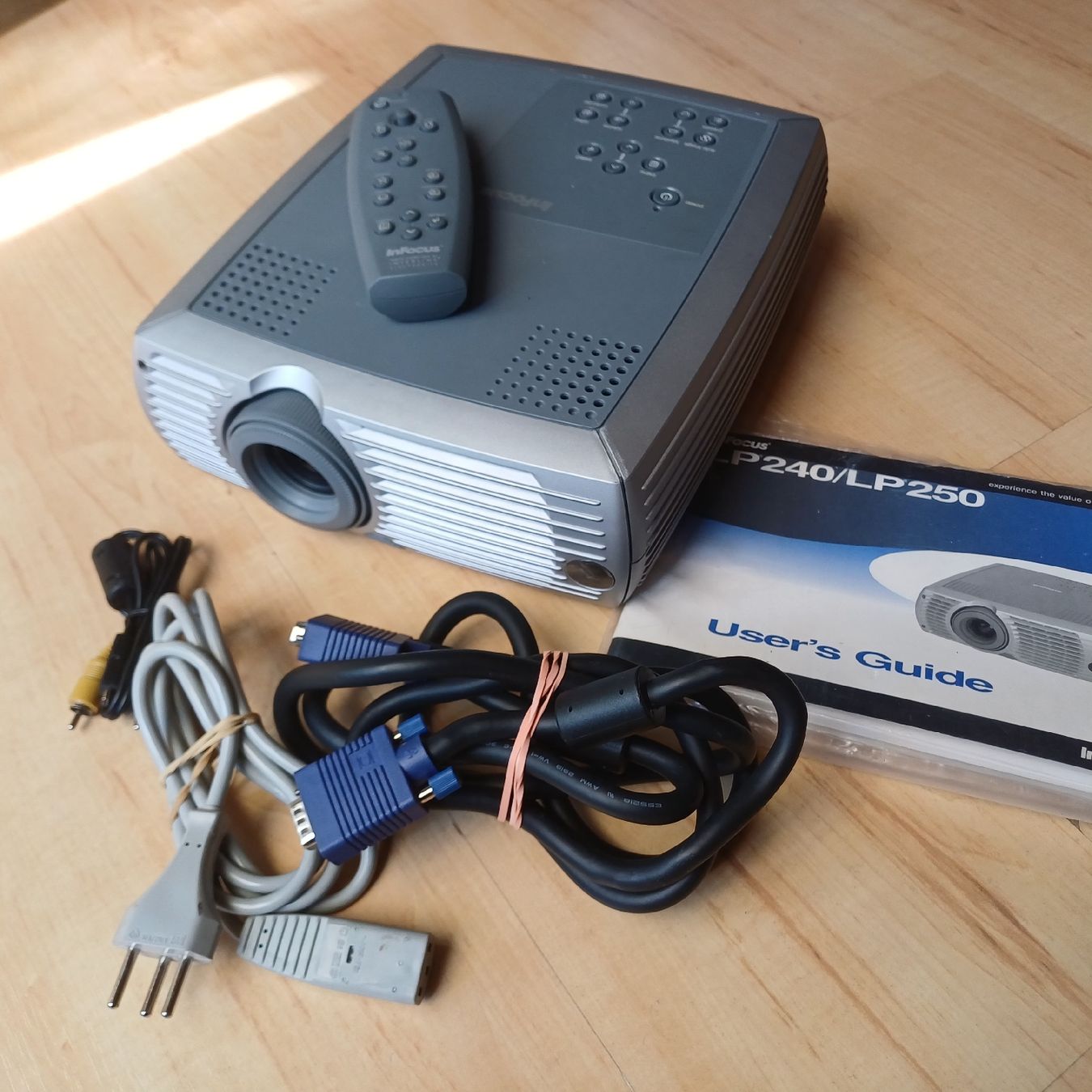 Infocus Proiettori: INFOCUS/LP240 BEAMER – Usato da Baar venduto da Camii 1